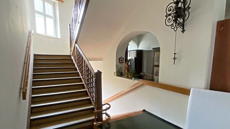 Das Treppenhaus im ehemaligen Kloster in der Helenenstraße: Wo früher die Englischen Fräulein lebten, werden ab Freitag ukrainische Flüchtlinge wohnen.