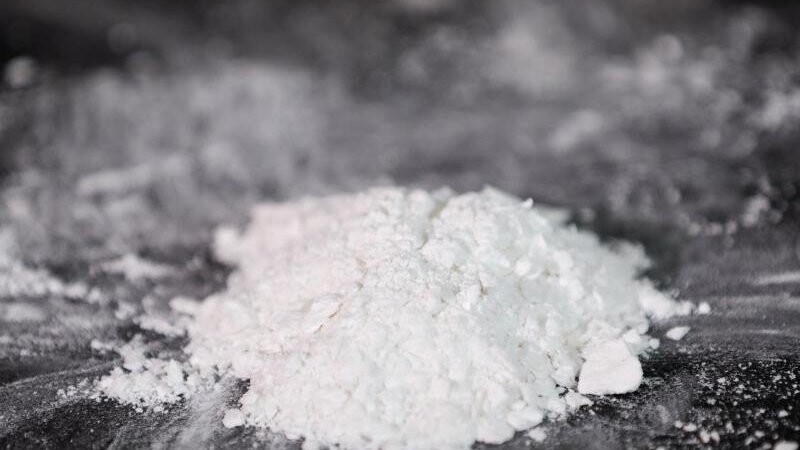 Ein Häufchen Kokain liegt im Rahmen einer Pressekonferenz der Polizei auf einem Tisch.