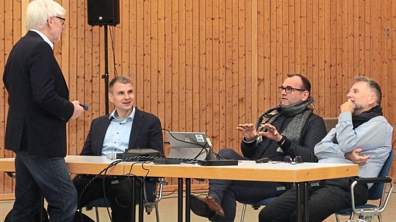 Dritter Bürgermeister Bernd Scheumaier (l.) im Gespräch mit den Telekom-Vertretern (v. l.) Tom Welter, Erhard Finger und Harald Jürgenmeier.