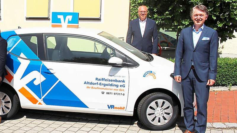 Martin Hofreuter und Luljeta Kukaj vom BRK sowie die Direktoren Andreas Antholzer und Josef Wittmann von der Raiffeisenbank Altdorf-Ergolding eG bei der Übergabe des VRmobils.