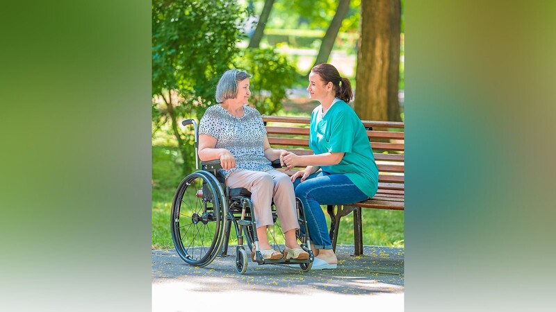 Pflegekräfte werden im Landkreis in der Zukunft immer wichtiger, um vor allem die Betreuung der Senioren zu gewährleisten.