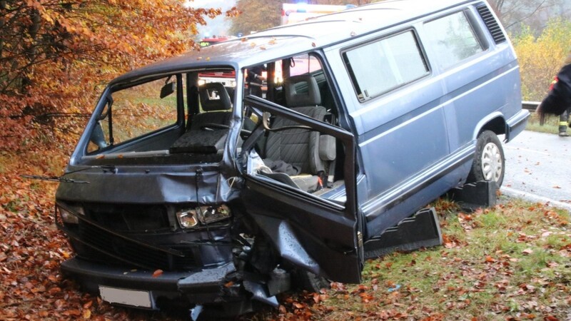 Der Fahrer des VW-Busses musste unter Einsatz von hydraulischem Rettungsgerät aus seinem Fahrzeug befreit werden.