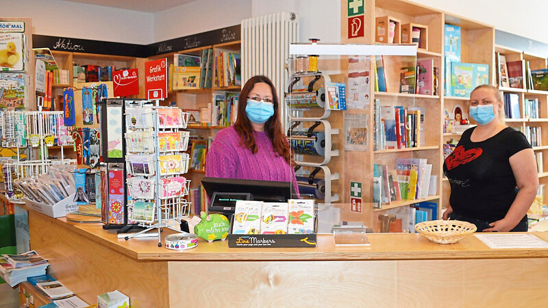 Bücherladen-Inhaberin Isabella Huber (rechts) und ihre Mitarbeiterin Bettina Weichenrieder haben von der Theke aus im Blick, ob die Vorschriften von den Kunden auch eingehalten werden.