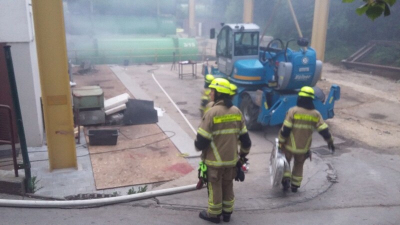 Feuerwehreinsatz am Dienstagabend in Regensburg. Dort ist es in der Müllumladestation Haslbach zu einem Brand gekommen.