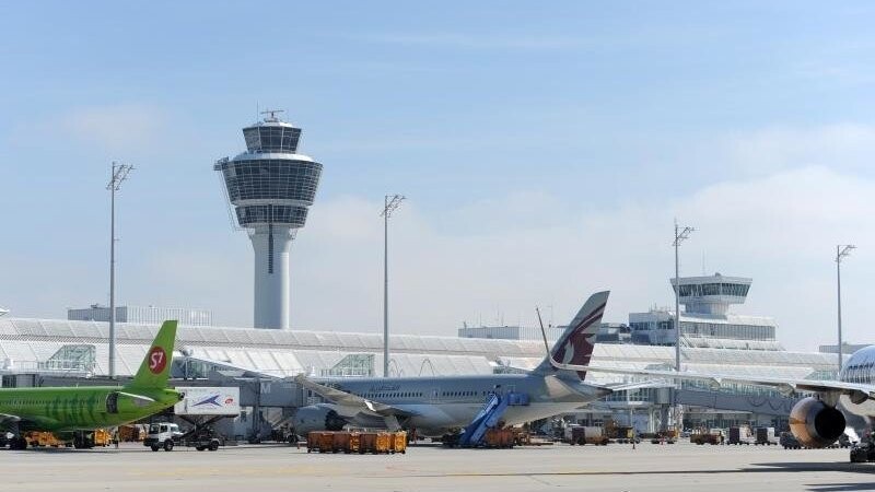 Eine 25-jährige Frau wurde am Montag am Flughafen München von der Bundespolizei einkassiert - direkt, als sie ihren Privatjet verlassen hatte. Gegen die Frau lag ein Haftbefehl wegen Schwarzfahrens vor. (Symbolbild)