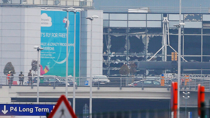 Zwei Explosionen erschütterten am Dienstagmorgen den Brüsseler Flughafen, eine weitere ereignete sich in der Metro.