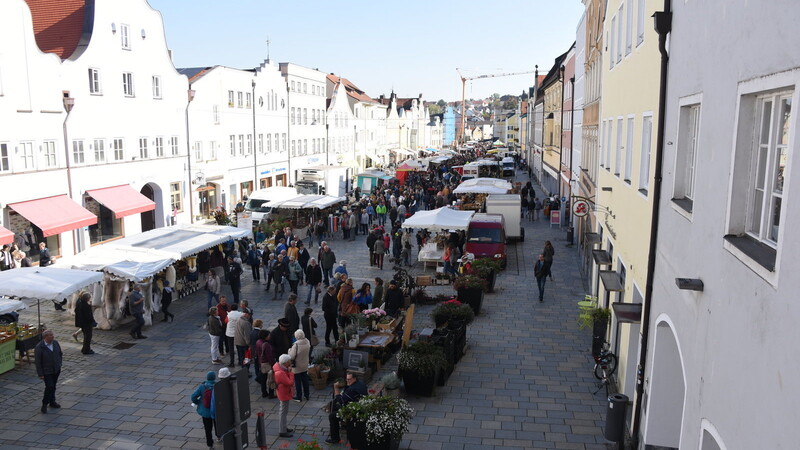 Der Blick auf den Stadtplatz und die Marktstände.