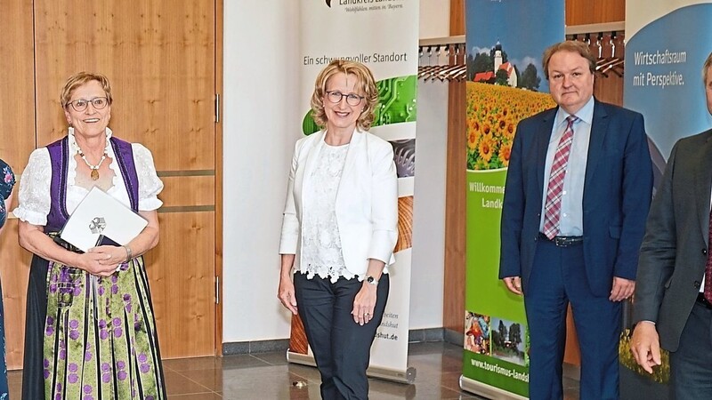 Landrat Peter Dreier (v.r.), Landtagsabgeordneter Helmut Radlmeier und Bürgermeisterin Monika Maier gratulierten Elisabeth Rieder zu der hohen Auszeichnung, über die sich auch ihre Tochter Maria freute.