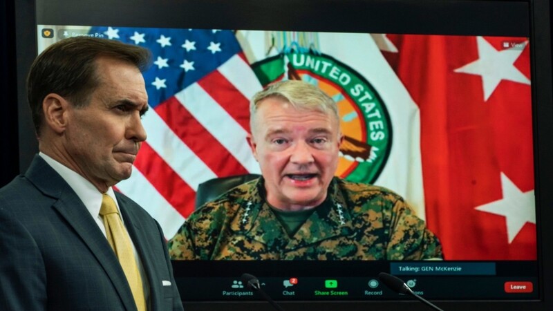 Per Videoschalte verkündete General Kenneth McKenzie, Befehlshaber des US-Zentralkommandos, das Ende des Militäreinsatzes in Afghanistan. Links im Bild ist Pentagon-Sprecher John Kirby zu sehen. Er moderierte das virtuelle Briefing.