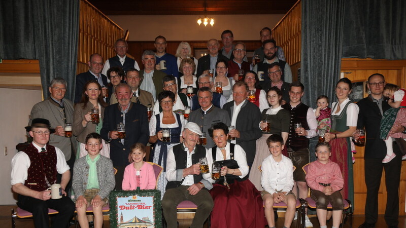 Die Ehrengäste bei der Bierprobe mit Schirmherrn Landrat Peter Dreier und der Festwirtsfamilie Rampl.