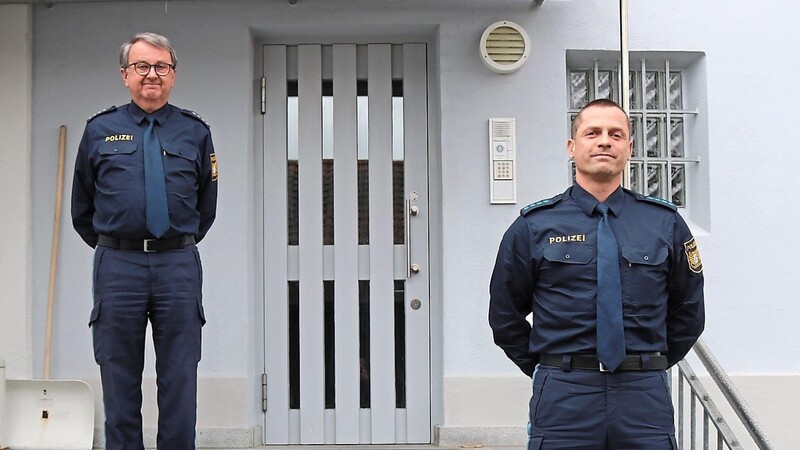 Polizeihauptkommissar Georg Bayerl (links) und Denny Ihling, Polizeihauptmeister, stellen die Unfallzahlen für 2020 vor.