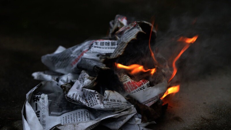 Ein Zeitungsstapel hatte im Eingangsbereich des Hauses gebrannt. (Symbolbild)