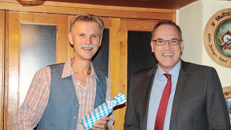 Referent Paul Wiethaler (links) erhielt als Geschenk vom VAW-Vorsitzenden Harald Dietlmeier eine Flasche mit hochprozentigem Inhalt.