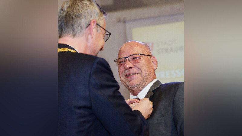 OB Markus Pannermayr heftet Bürgermedaillenträger Martin Wackerbauer die Auszeichnung ans Revers.
