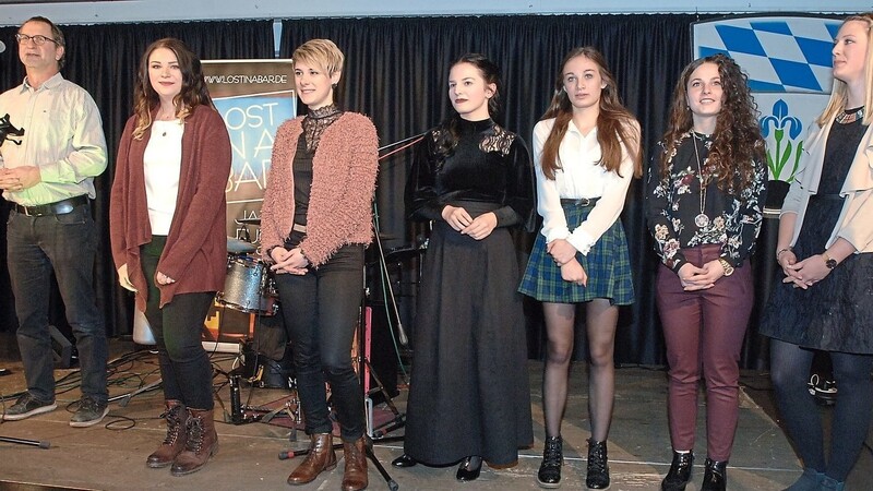 Klaus Busch mit den sechs jungen Regenbogen-Künstlerinnen Melissa Faltermeier, Verena Schwitz, Franziska Adam, Klara Gregor, Sarah Beham und Sabrina Weber.