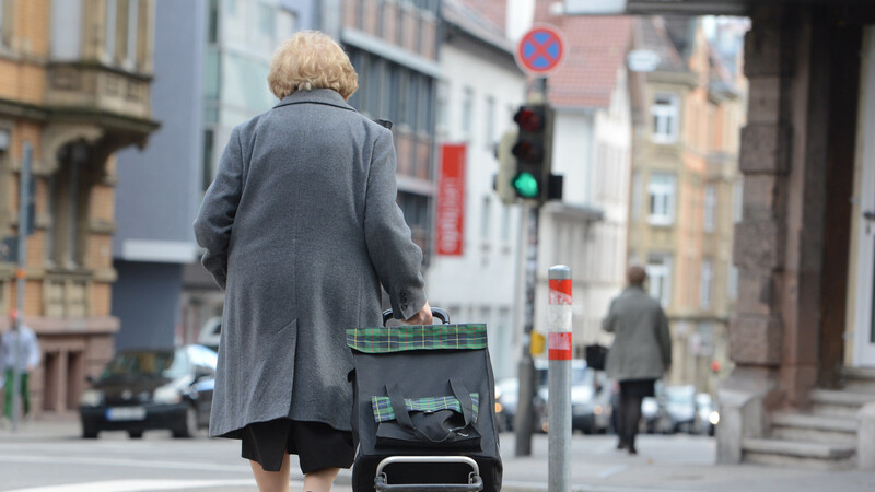 Manche Senioren kommen auf dem Weg zum oder beim Einkaufen unter Menschen.