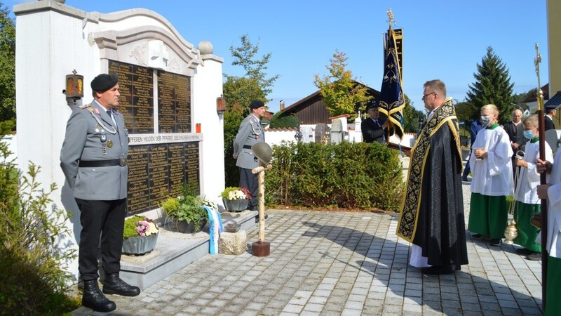 Am Kriegerdenkmal betete man für die Opfer von Krieg, Terror und Gewalt.