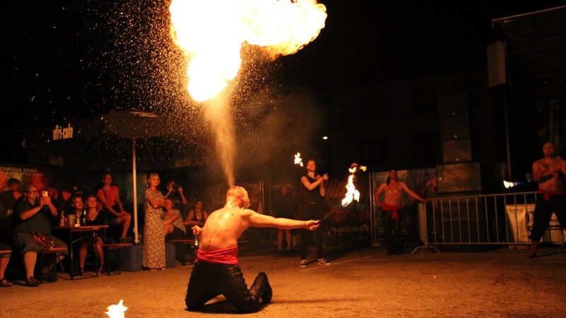 Agones Panduri aus Waldmünchen zog die Gäste mit einer eindrucksvollen Feuershow in den Bann.