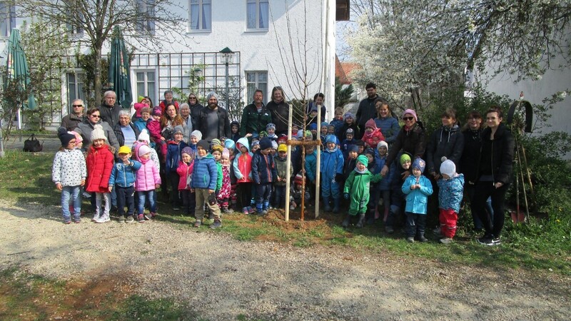 Die Kinder vom St.-Michael-Kindergarten, Mitglieder des Gartenbauvereins und einige Eltern versammelten sich beim "Alten Schulhaus" zur Baumpflanzung.