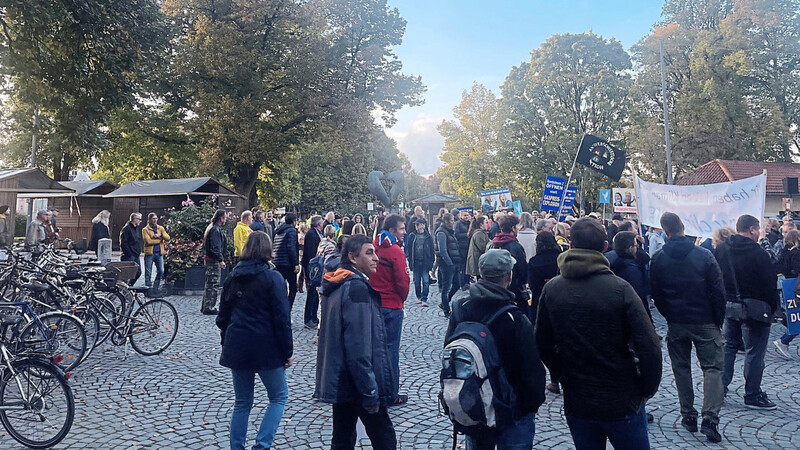 Vor dem Ländtor versammelten sich am Montag wieder mehrere Hundert Teilnehmer für einen gemeinsamen Marsch durch die Innenstadt - Tendenz laut Polizei steigend.