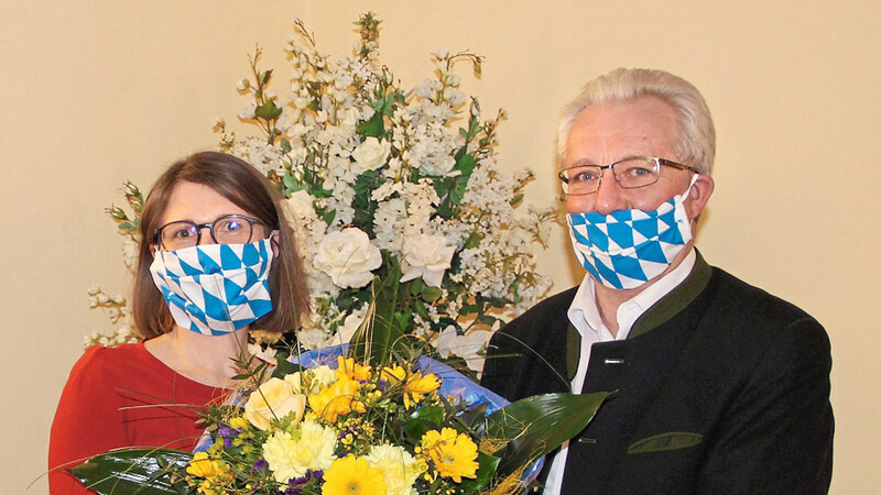 Ein etwas ungewöhnlicher Anblick: Als der amtierende Bürgermeister Franz Schedlbauer Andrea Probst zur Wahl gratuliert, tragen beide Atemschutzmasken mit blau-weißen Rauten.