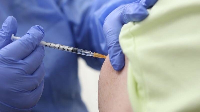 Unkompliziert zum "Piks": Im Straubinger Impfzentrum sind bald keine Voranmeldungen mehr nötig. (Symbolbild)