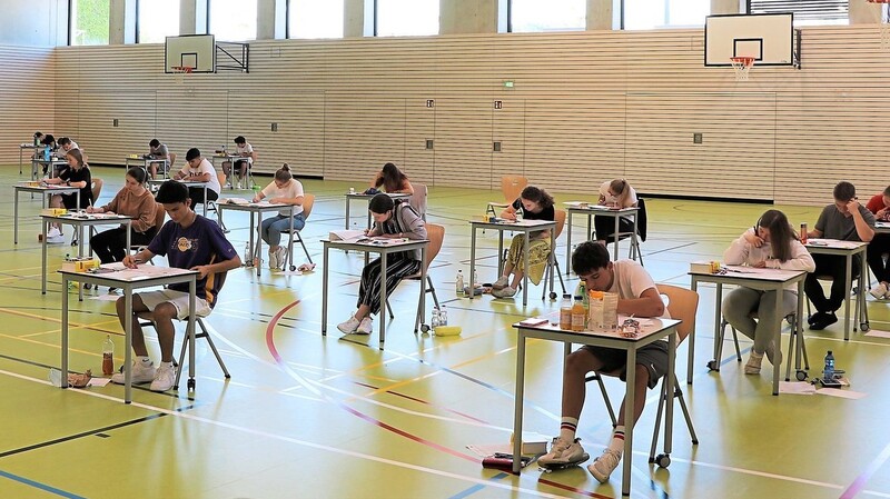 44 Schüler aus zwei Abschlussklassen an der Realschule Mainburg brüteten am Mittwoch über ihrer Abschlussprüfung im Fach Deutsch.