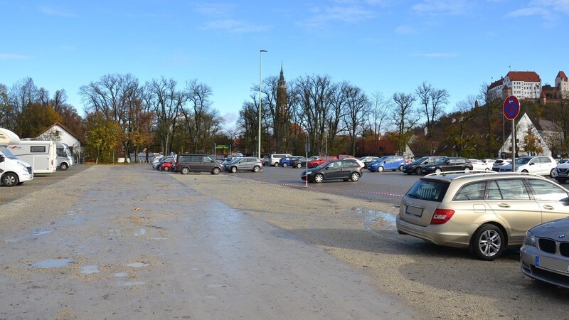 Etwa 60 unbewirtschaftete und damit kostenlose Parkplätze sind auf der Grieserwiese wegen der neu entstandenen Wohnmobil-Stellplätze (links im Bild) weggefallen. Wie man im Hintergrund erkennen kann, haben sich noch nicht alle Autofahrer an das absolute Halteverbot, das bis zur Ringelstecherwiese reicht, gewöhnt.