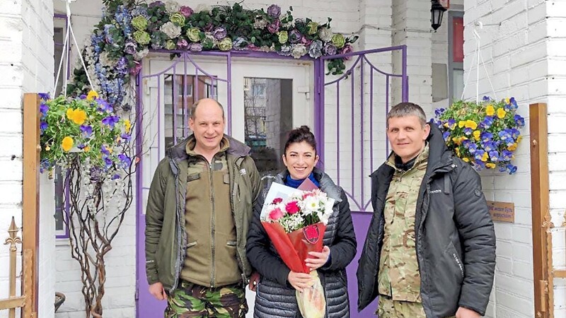 Jüngst hat die Ukrainerin in ihrer Konditorei überraschend Besuch von zwei Soldaten bekommen, die sich mit einem Blumenstrauß für die Hilfe bedankten.