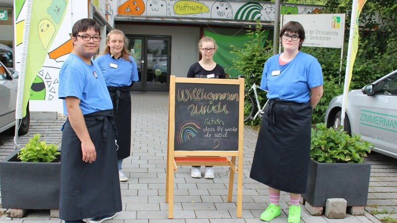 Maximilian Würzinger (v.l.), Sophie Eckert, Carola Wagner und Lisa Lolacher waren vergangenen Freitag im Begegnungs-café im Familienhaus der Christuskirche im Einsatz.
