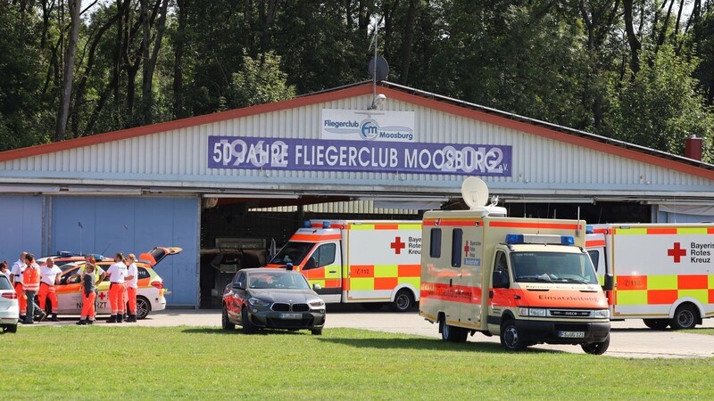 Wegen eines Flugzeugabsturzes war ein Großaufgebot von Rettungskräften am Moosburger Flugplatz im Einsatz.