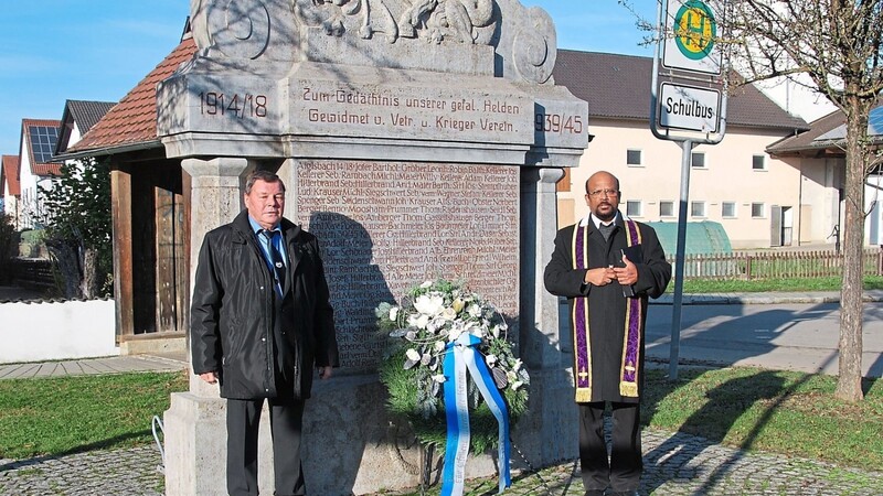 Am Kriegerdenkmal gedachten Vorsitzender Franz Raith und Pfarrer Alexander der Gefallenen.