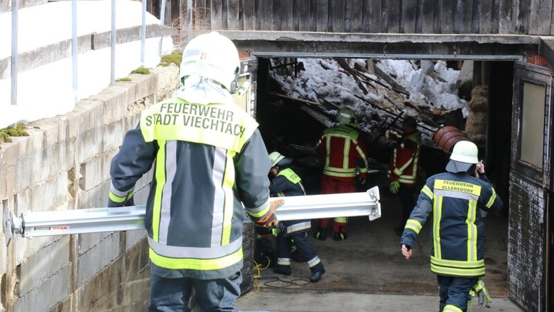Ein Stall im Achslacher Ortsteil Oed ist eingestürzt.