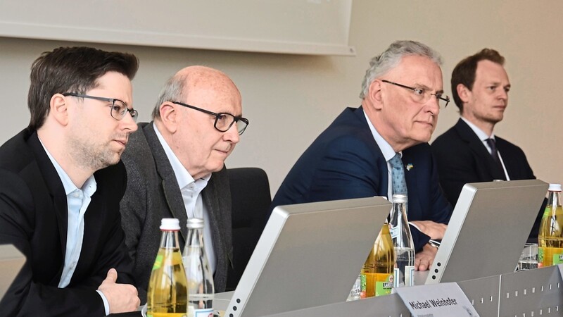 Innenminister Joachim Herrmann (2. v. r.) nahm im Landratsamt Kelheim an einer "Lagebesprechung Ukraine" teil.