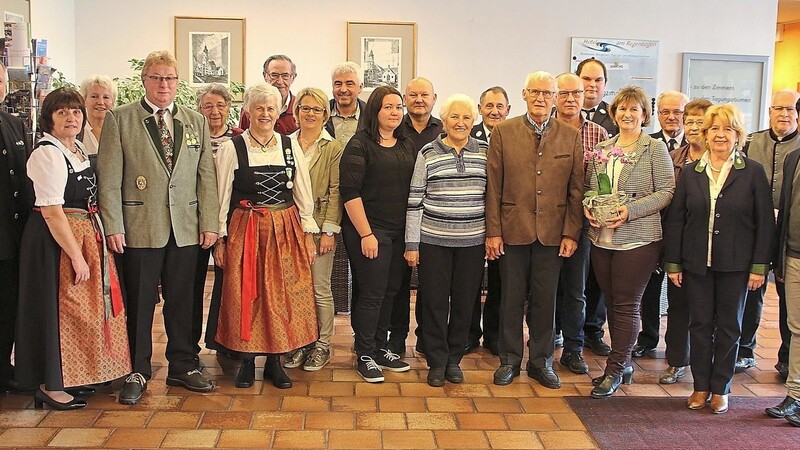 Gefeiert hat Xaver Daiminger (Neunter von rechts) am Sonntag im Hotel am Regenbogen mit der Familie und zahlreichen weiteren Gratulanten.
