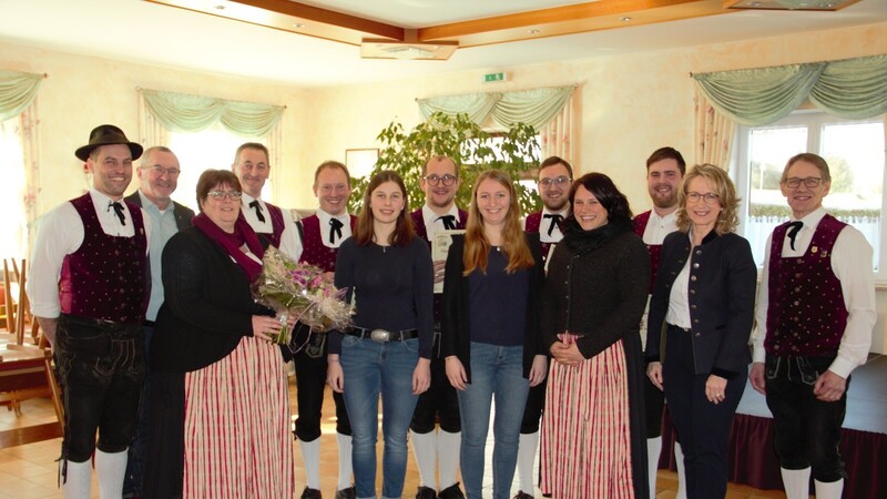 Das Bild zeigt die geehrten und neu aufgenommenen Mitglieder der Musikgesellschaft Aich mit Vorstandsleuten, Bürgermeisterin Monika Maier und Zweitem Bürgermeister Alfons Betz.