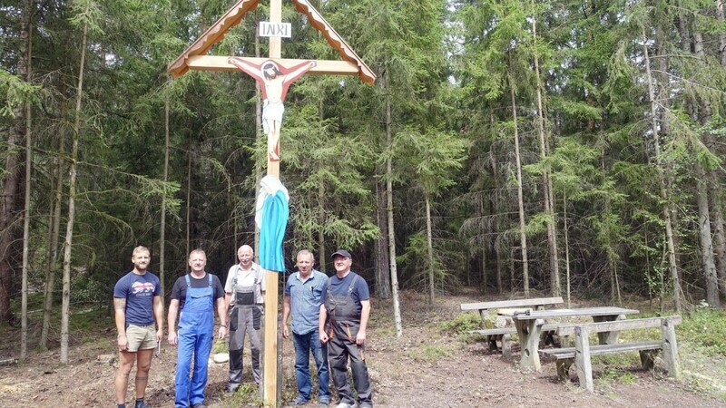 Stellten das neue Kreuz auf: Franz Koch jun. (v.li.), Franz Koch sen., Ernst Miethaner, Vorstand Hans Kuffner und Waldemar Zimmermann.
