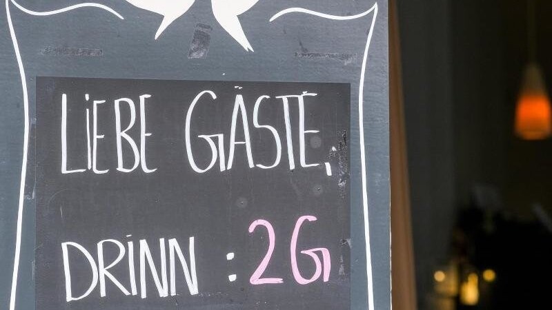 Eine Gaststätte in Prenzlauer Berg in Berlin informiert seine Gäste über die 2G-Regel.