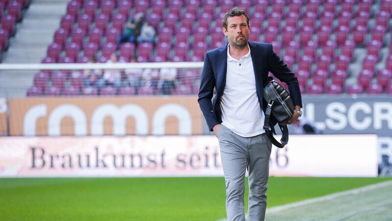 SCHWERER ABGANG MIT LEICHTEM GEPÄCK: Markus Weinzierl muss ausgerechnet in Augsburg, wo er seine größten Erfolge als Bundesliiga-Trainer feierte, seine Entlassung als Chefcoach des VfB Stuttgart hinnehmen.