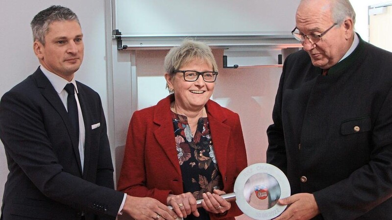 Architekt Markus Weber übergibt den Schlüssel an Schulleiterin Barbara Dietzko und Franz Löffler