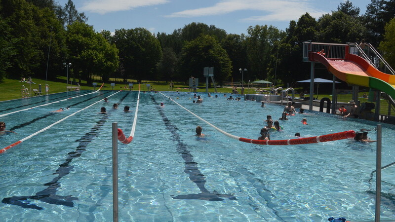 Im Schwimmbecken dürfen sich höchstens 105 Personen aufhalten. Es gibt also genügend Platz und die Schwimmer genießen ihre Bahnen.