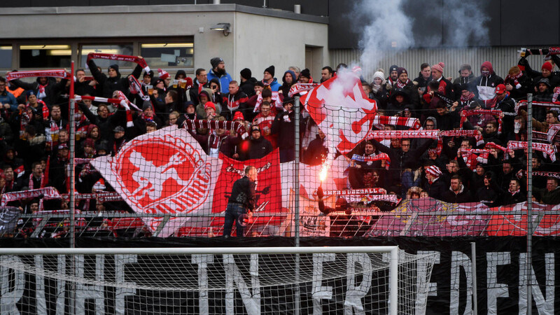 Fans des 1. FC Kaiserslautern im Grünwalder Stadion.