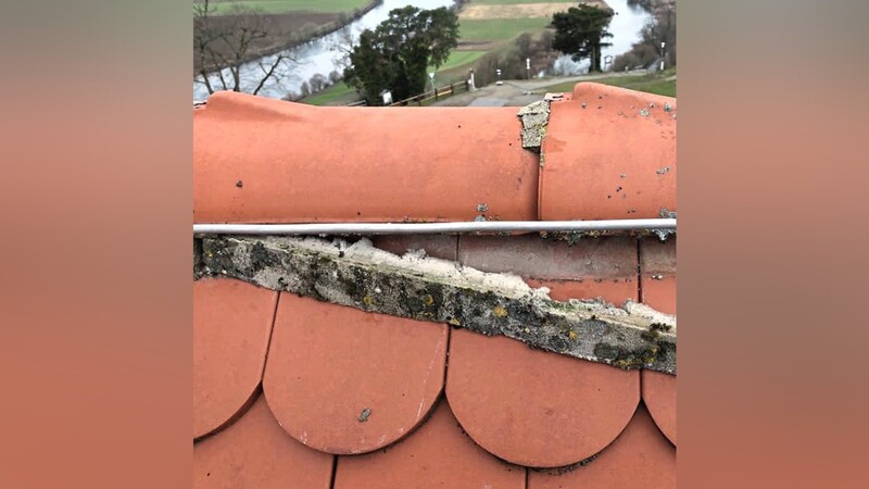 Bei den Dachreitern war Gefahr im Verzug: Der Mörtel ist aufgeplatzt und so musste jederzeit damit gerechnet werden, dass die Bruchstücke vom Dach fallen.