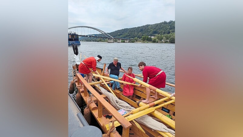 Bei einem kleinen Zwischenfall auf der Donau musste die Wasserwacht helfen - Hilfe war für den "Hilfslegionär" auch nötig, um aus dem Boot wieder herauszukommen.