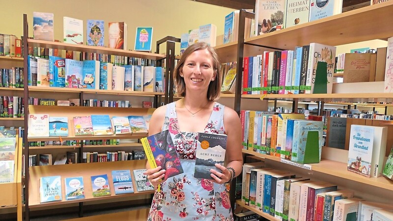 Kristina Pöschl von der Pfarr- und Stadtbücherei zeigt Lesern gerne die neuesten Werke.
