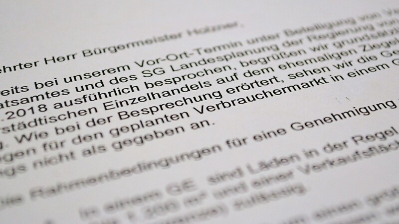 Ein Schreiben der Regierung von Niederbayern zum geplanten V-Markt auf dem ehemaligen Ziegeleigelände sorgte für Gesprächsstoff.