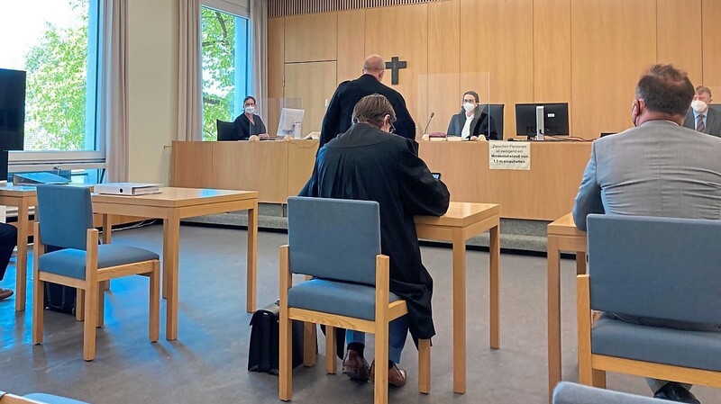Vor Arbeitsrichterin Anna Maria Richter (Mitte) saßen sich der gekündigte Chefarzt (rechts) und Jens Brockmann (links) als Vertreter der Kliniken Nordoberpfalz gegenüber.