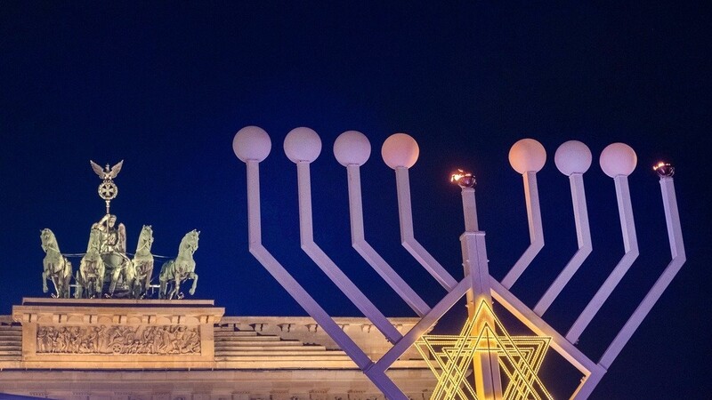 An Europas größtem Chanukka-Leuchter vor dem Brandenburger Tor in Berlin brennt das erste Licht. Es wurde am 22. Dezember 2019 von Dr. Josef Schuster und Rabbiner Jehuda Teichtal gemeinsam entzündet. Mit dem Entzünden des ersten Lichtes an dem zehn Meter hohen Leuchter begann das achttägige jüdische Lichterfest Chanukka.