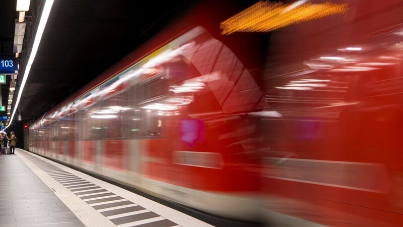 Ein "Spiel" auf Leben und Tod. Zwei Jugendliche surften Samstagnacht bei München auf einer S-Bahn. (Symbolbild)