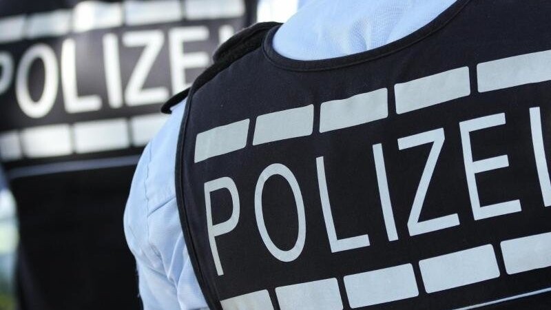 Auch in der vergangenen Woche gab es in mehreren Städten Niederbayerns wieder Corona-Versammlungen, die von der Polizei entsprechend überwacht wurden. (Symbolbild)